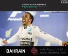 Льюис Хэмилтон празднует свою победу в Гран-при Бахрейна 2015